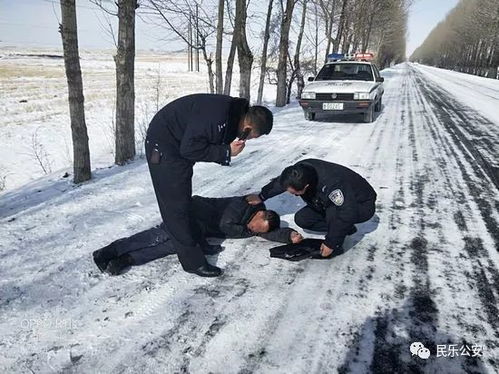 男子被救后躺在雪地中的照片