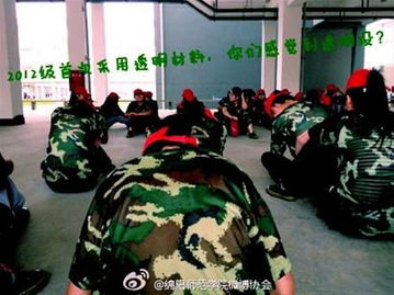 学生穿着不同款式的军训服进行展示