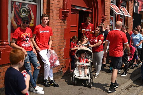 利物浦球迷在街头庆祝