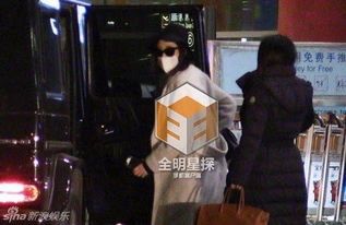 张小婉与左凌峰深夜同回住所街拍