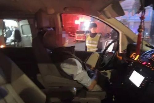 交警对涉事男子进行酒精检测现场