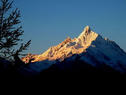 雪山脚下人们祈祷的身影