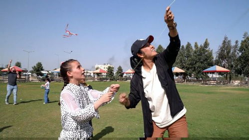 加沙夫妻抱着孩子们合影