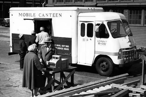 一群年轻人在餐车前合影