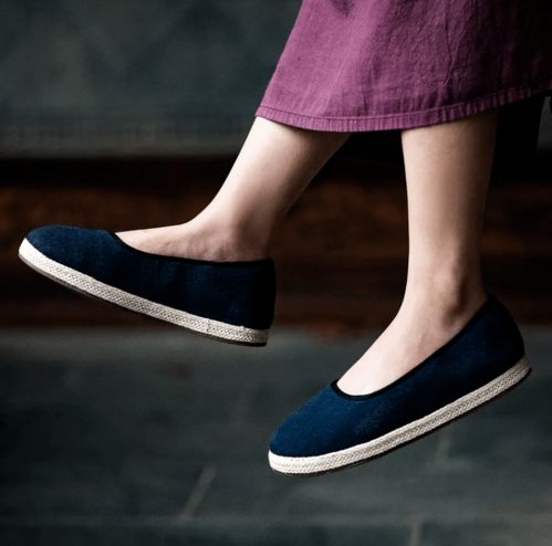 一双整齐放在门口的老布鞋