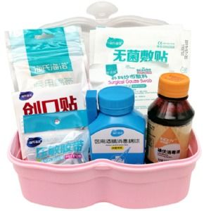 家庭应急包内装有水、药品、手电筒等物品