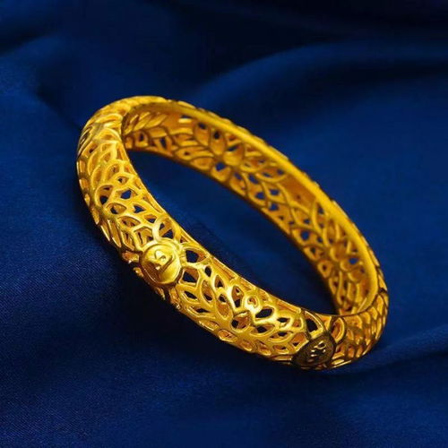 金色手镯放在桌上闪闪发光