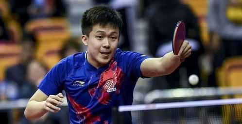 王楚钦站在领奖台上高举奖杯