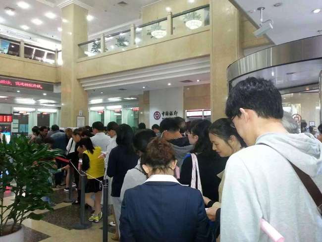 银行柜台排队的人群