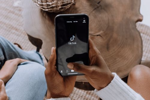 外国博主开箱中国智能手表