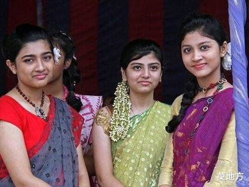 中国男子与孟加拉国女子在民政局办理手续