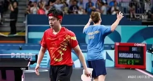 王楚钦与刘国梁在场边交流