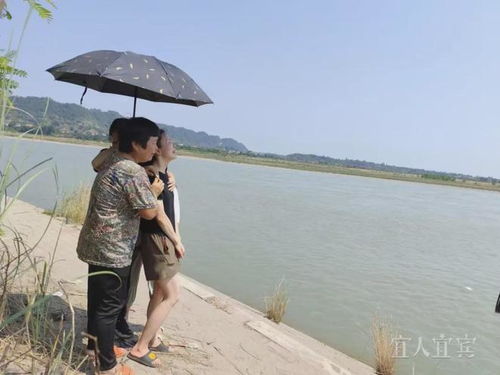 母亲与孩子练习桨板