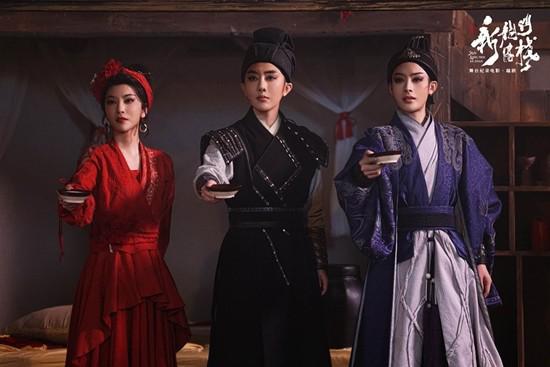 越剧演员在舞台上表演经典片段