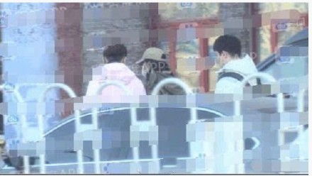 两个人在讨论约会时间的画面