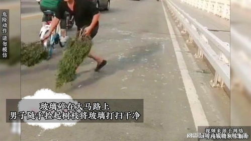 男子先丢垃圾再捡拍照留痕，网友：这操作太迷惑了！
