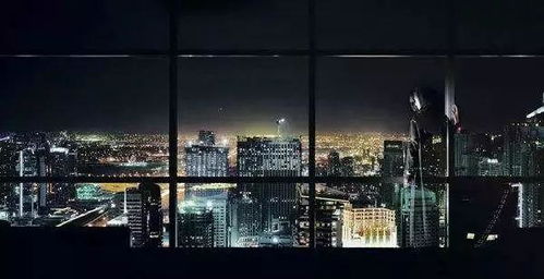 城市夜景下的孤独身影