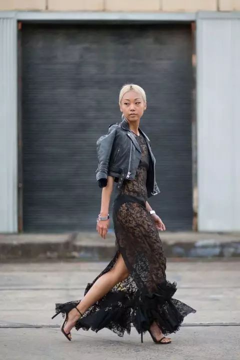 博主穿着蕾丝上衣和牛仔裙在海边拍照