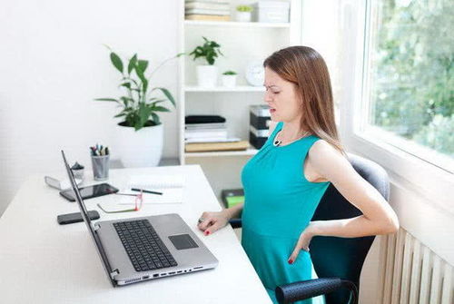 女性感到疲惫的工作状态