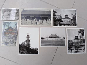 一张黑白照片展示旧书桌上的法律书籍和试卷