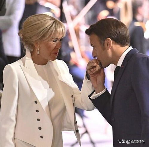 马克龙夫妇亲密合照