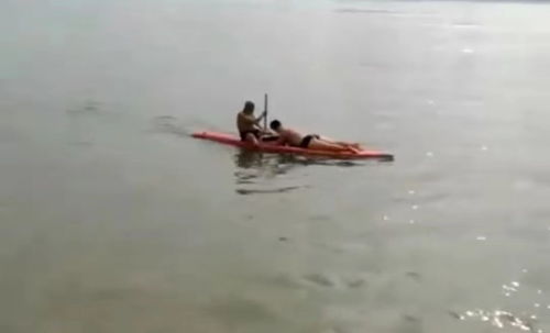 母亲划桨板救子