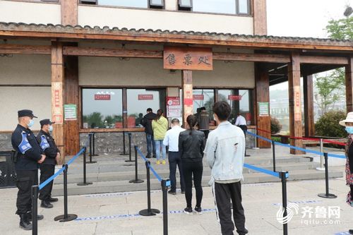 干部在景区合影