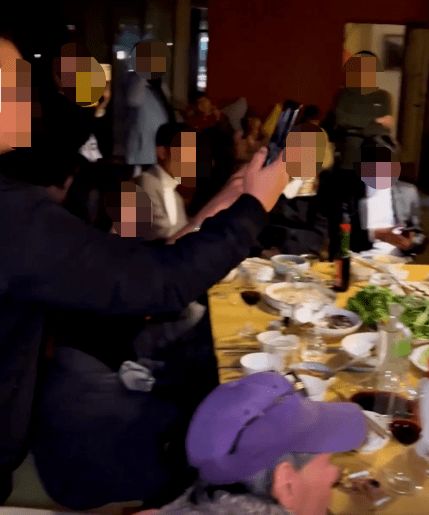 朋友聚会聊天喝酒