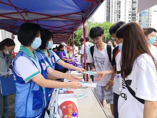 志愿者为考生提供帮助