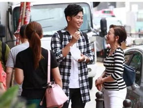 母子两人开心地吃着煎饼果子