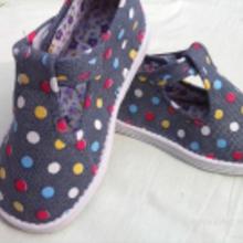 母亲为孩子整理布鞋