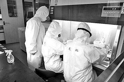 科研实验室内研究人员合影