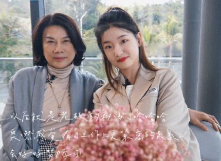 董明珠与孟羽童在格力发布会合影