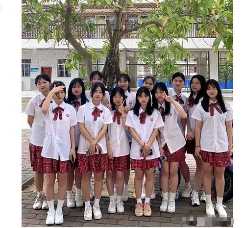 一群学生在校园内合影手持栀子花