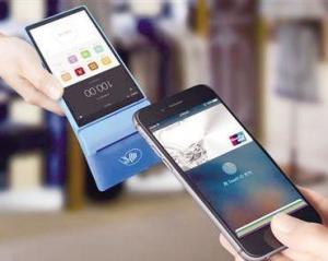 泰国消费者在使用手机浏览天猫APP