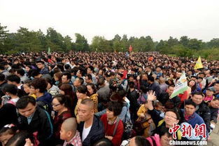 西安兵马俑景区外游客排队参观