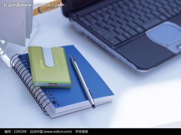 笔记本和笔放在桌上