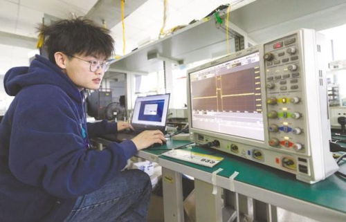 半导体工程师在实验室工作