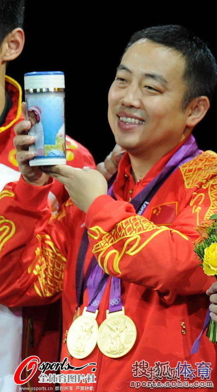 刘国梁在颁奖台上微笑