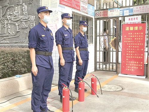 消防员在考场外待命