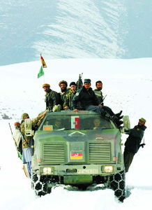 搜救人员在雪山中搜寻