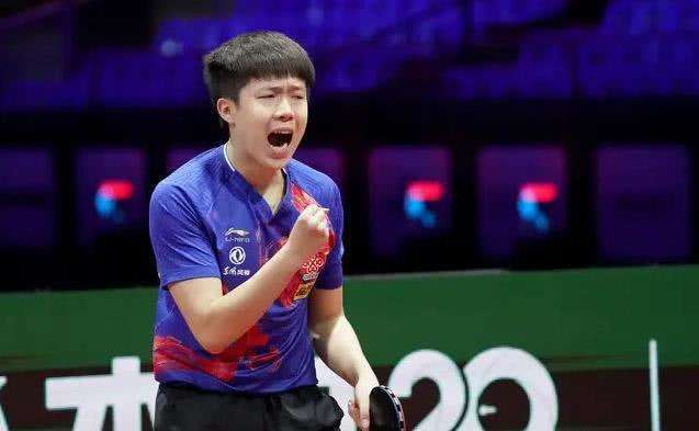 王楚钦与张本智和比赛瞬间