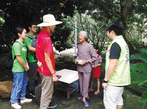 年轻人在社区中帮助老人打扫卫生