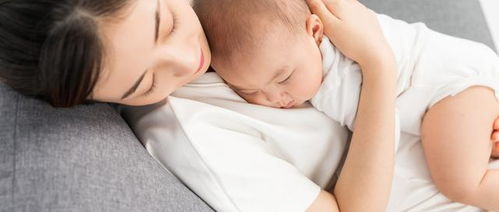 妈妈抱着两个婴儿哺乳