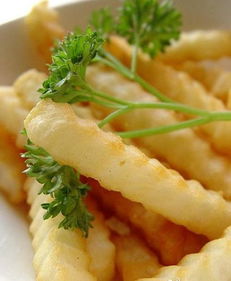 撒着盐的大份薯条图片