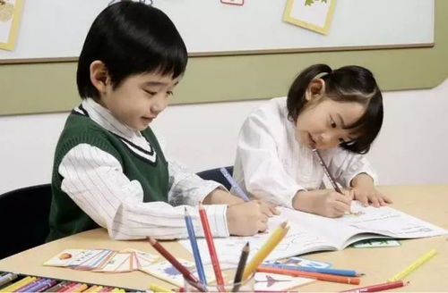 朱也天与父亲在书房讨论学业