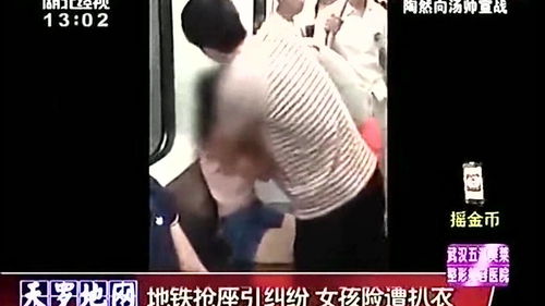 地铁上两名女子发生激烈冲突