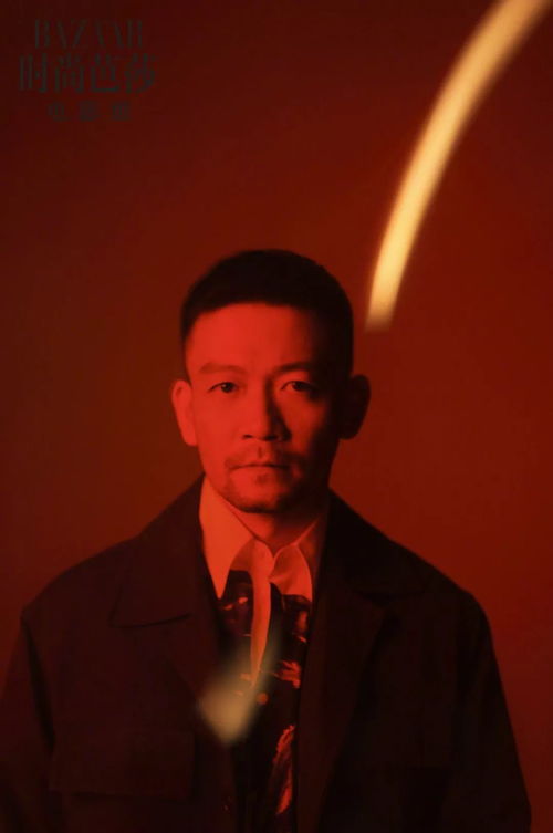 导演郭帆与主演吴京在开机仪式上合影