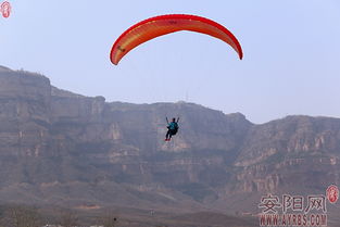 滑翔伞教练与学员准备起飞的场景