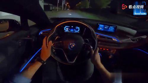 夜晚驾车时的车内氛围与音乐融合